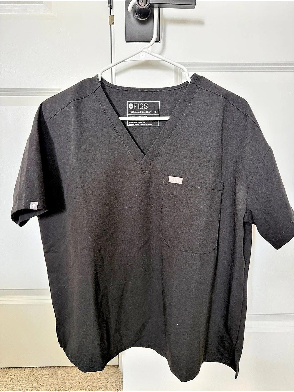 FIGS Catarina Relaxed Fit V-Neck Scrub Top in Black Small Like New